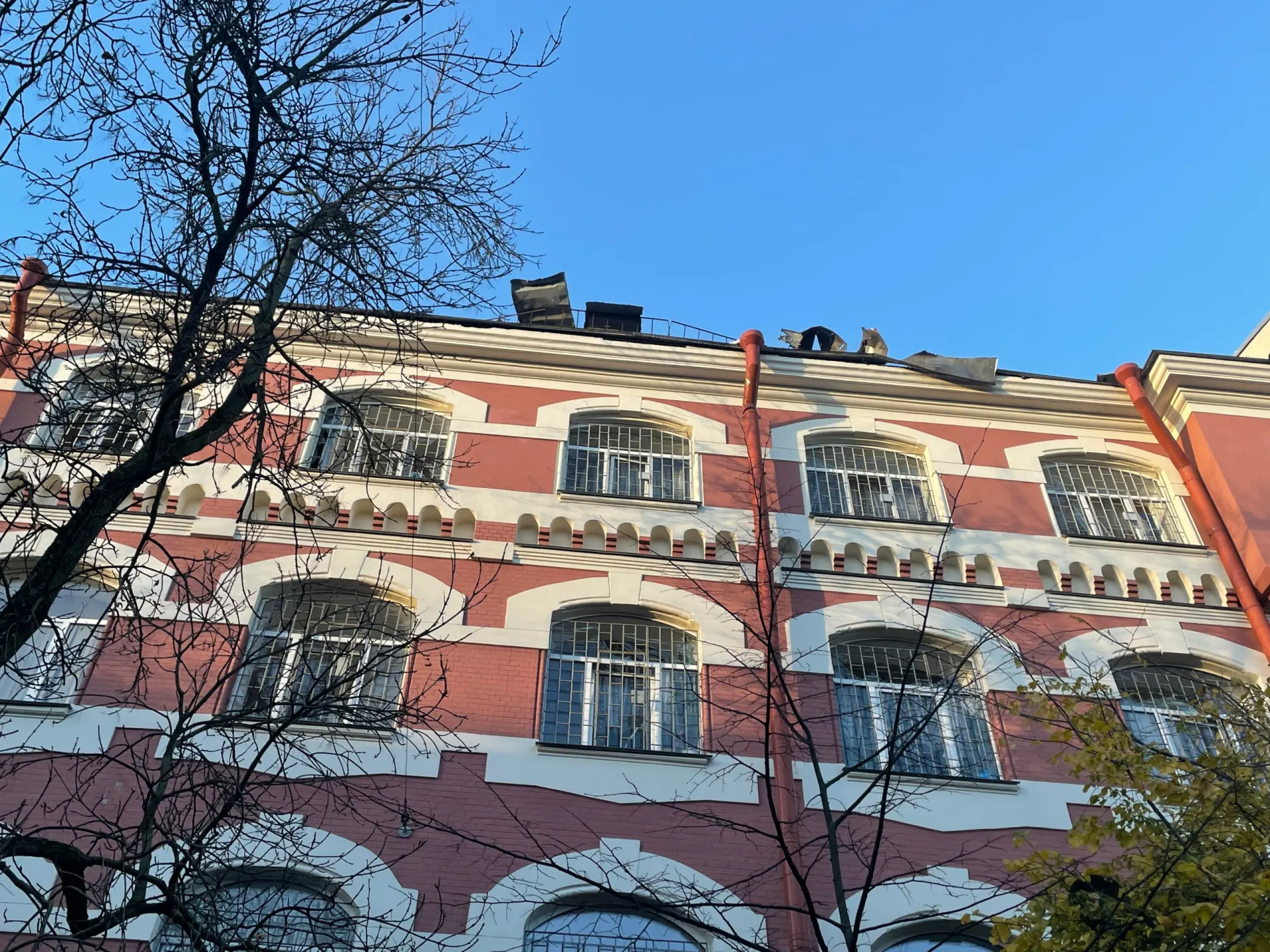 После атаки беспилотников на Васильевском острове повреждены окна у больницы и соседних зданий; гостиница напротив также пострадала.