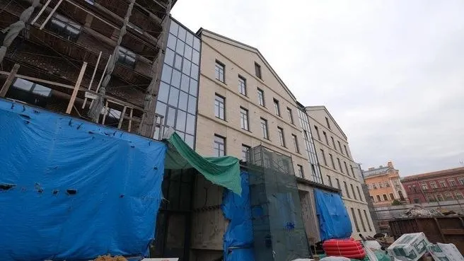 Строительство началось в 2015 году и неоднократно переносилось; готовую сцену обещают к 2030 году.