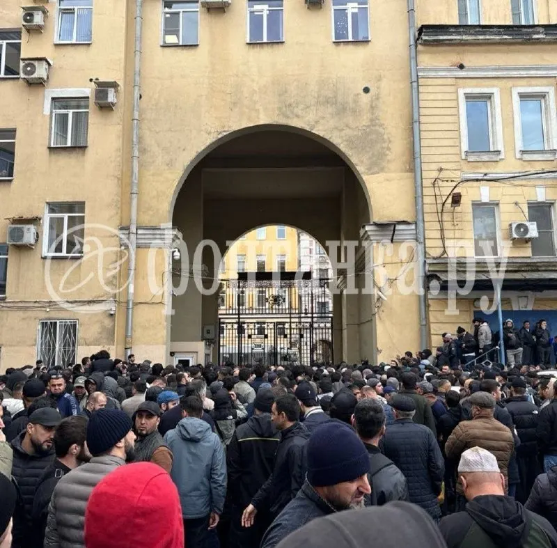В центре города силовики окружили рынок, после молитвы задержаны прихожане; часть людей получили повестки. Проверка миграционных документов проходит внутри молельного помещения и близлежащих объектов.