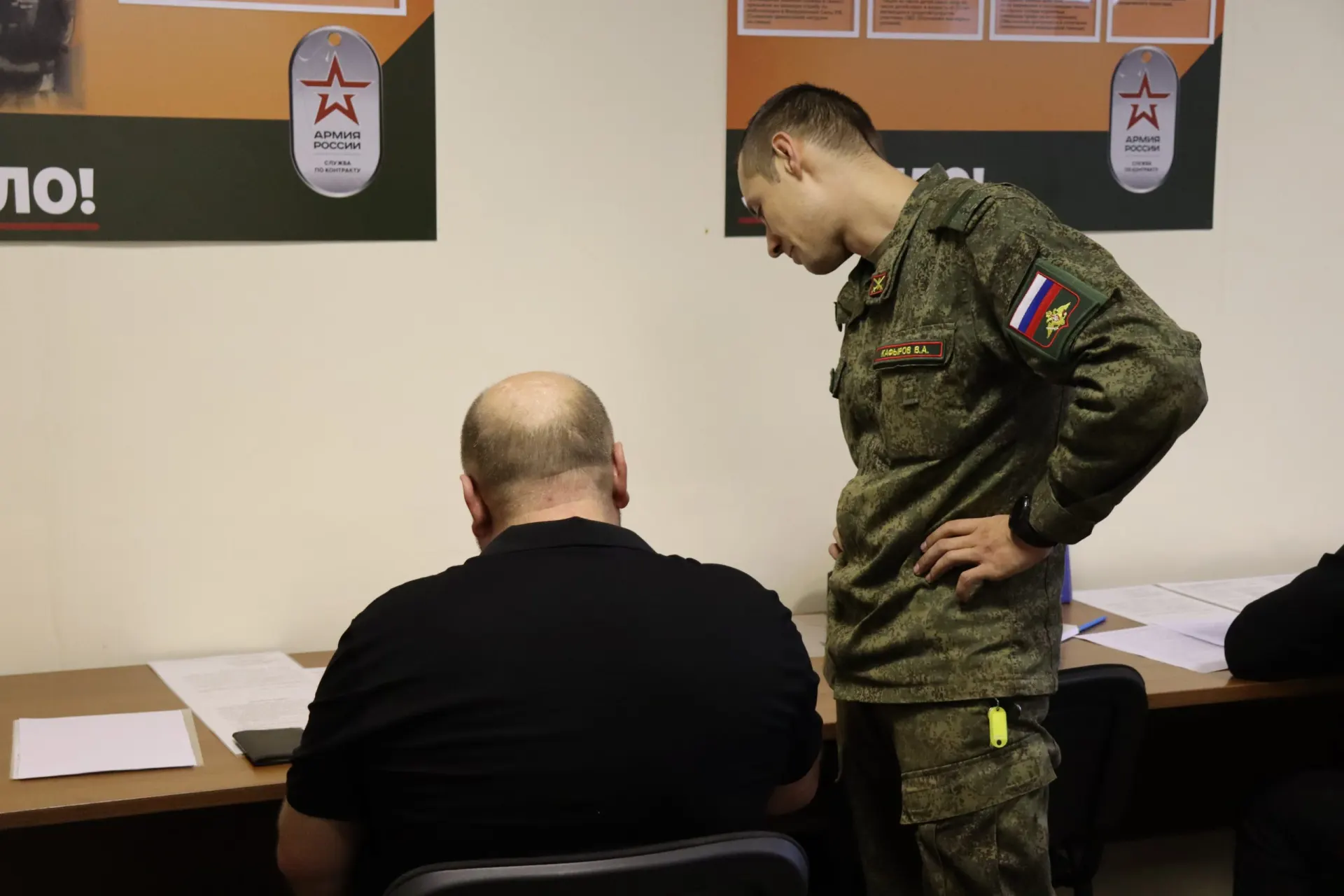Региональные выплаты для новых контрактников сокращаются во многих регионах; эксперты спорят о причинах и возможной мобилизации.