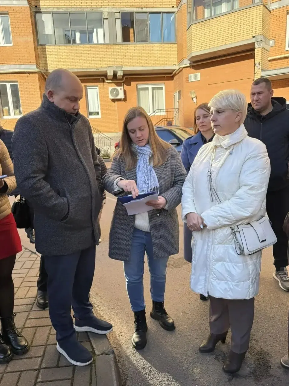 Комиссия обследует повреждённые дома после удара беспилотников; жителям выплатят компенсации по установленной схеме, заявки подаются через муниципальные администрации.