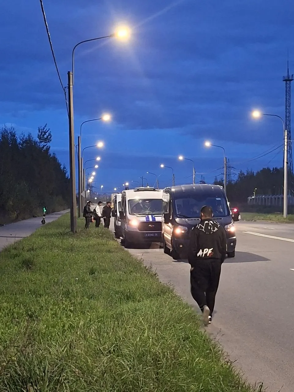 Полиция проводит проверки документов иностранцев на юге города; задержания происходят на нескольких автобусах.
