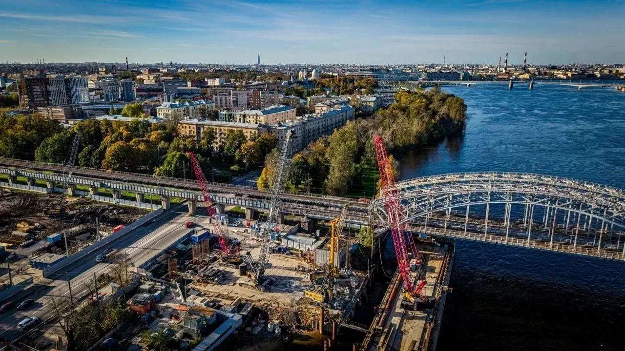 Строительство временного и постоянного разводного мостов через Неву в рамках ШМСД началось в Петербурге. Временная переправа будет дорогой для тяжёлой техники, позже появится разводной мост между Фаянсовой и Зольной улицами.