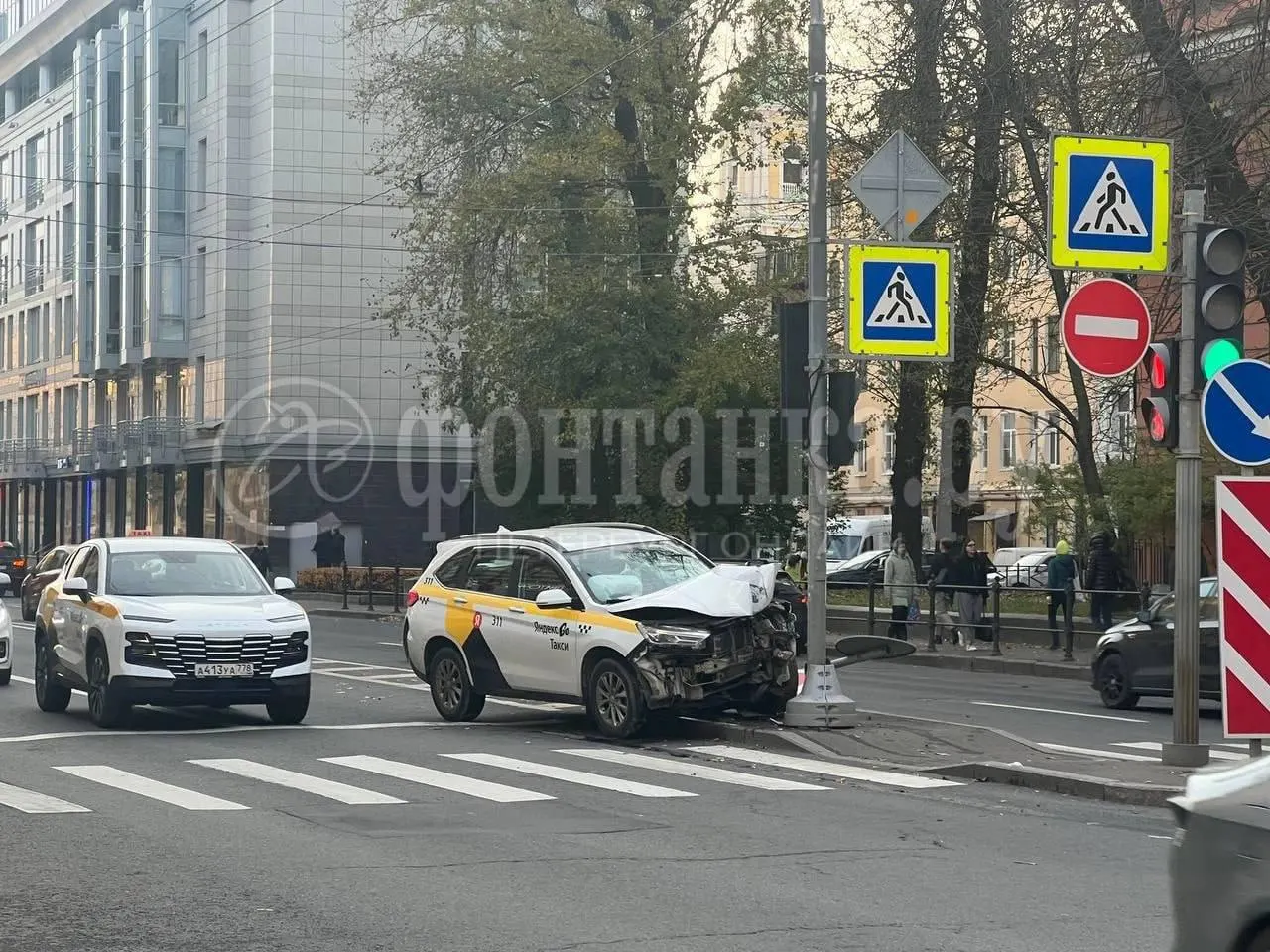 На Васильевском острове произошло ДТП с участием такси: водитель задел дорожный знак и светофор, пострадал пассажир.