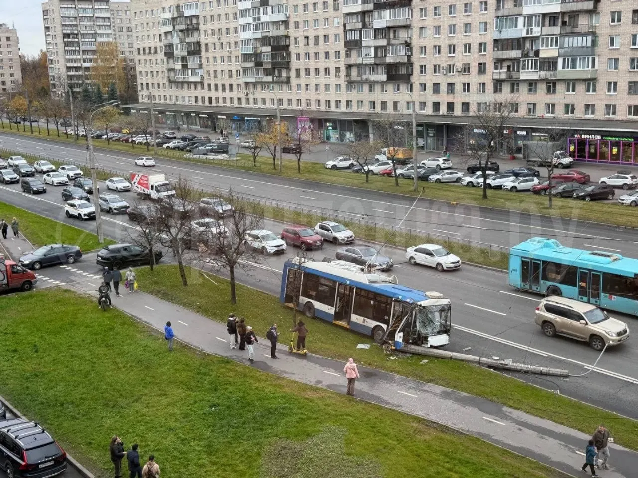 Троллейбус подрезал автомобиль; после удара он выехал на обочину и в опору контактной сети. Пострадавших нет, водитель в сознании.