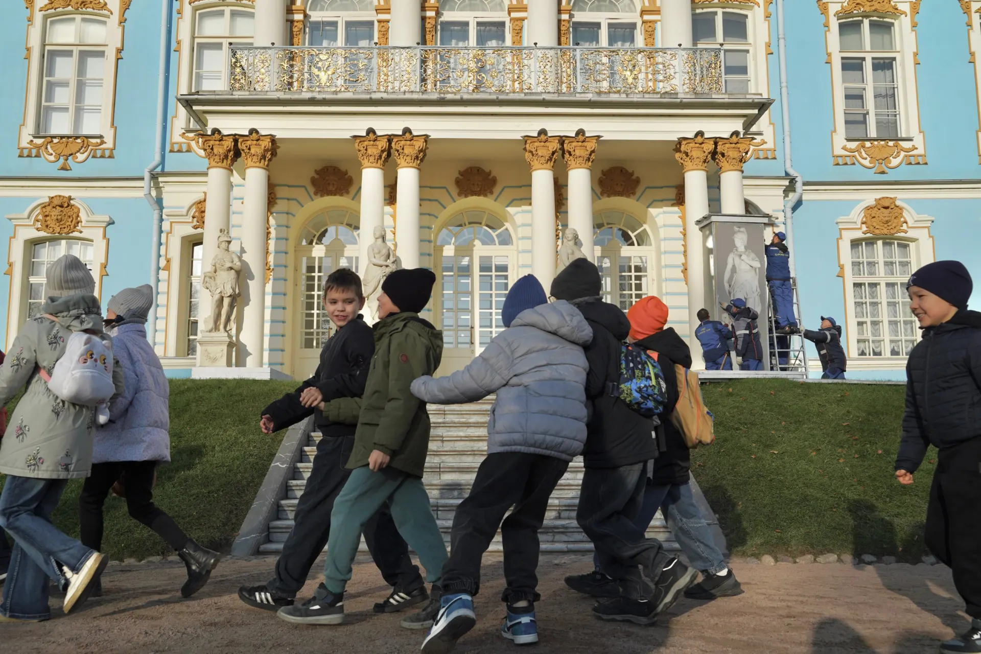 Скульптуры укрывают на зиму в музее-заповеднике «Царское Село», а вход в Екатерининский парк стал бесплатным до весны.