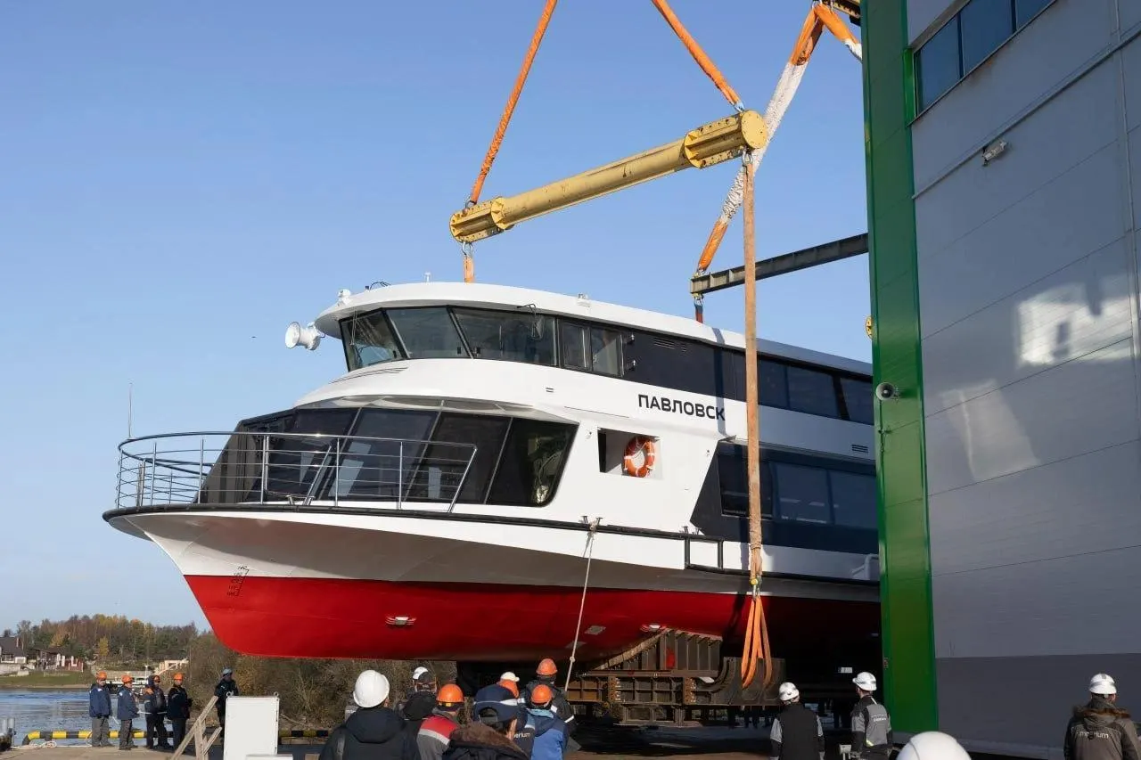 В Ленинградской области спущены на воду три электросуда Ecocruiser-M. Они оснащены гибридной силовой установкой, обеспечивающей низкий шум и отсутствие выбросов; на борту разместятся до 140 пассажиров, и одно судно скоро начнет маршруты по Неве.