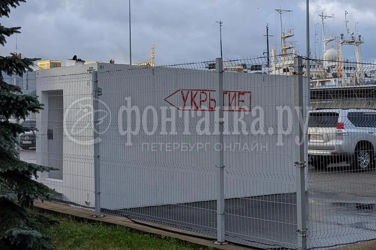 На территории порта Морской фасад на Васильевском острове установили бетонные укрытия. Они серые и с надписью УКРЫТИЕ; планируют до восьми конструкций, каждая весит около 22 тонн и рассчитана на примерно 19 человек.