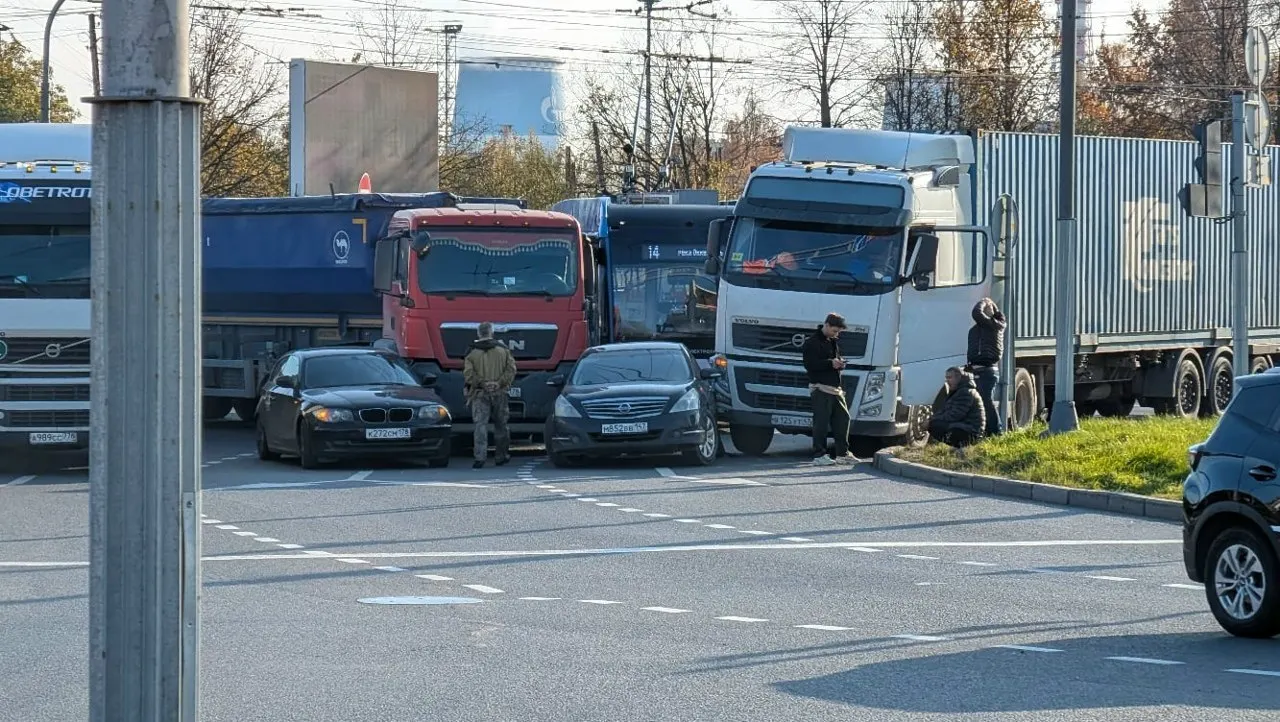 Два грузовика и два легковых автомобиля столкнулись на круговом перекрёстке Народной улицы и проспекта Большевиков. Движение затруднено, автобусы стоят, проезд из Мурманского шоссе осложнен.