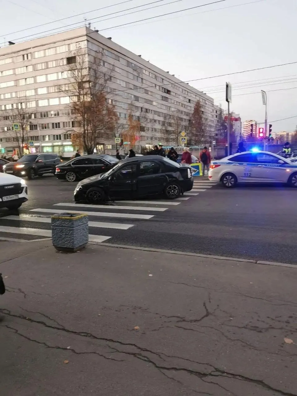 В массовой аварии на проспекте Просвещения пострадали три человека; движение затруднено.