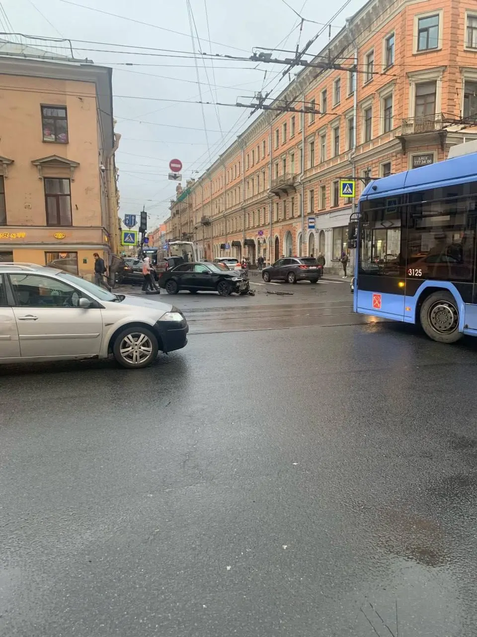 Две машины вылетели на тротуар на перекрёстке Садовой и Гороховой улиц; по данным очевидцев, пешеходы могли пострадать, информация о пострадавших уточняется.