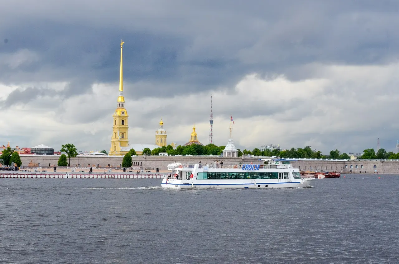 Депутат предложила вернуть городу историческое имя Ленинград; переименование планируется в течение года, обновлять документы сразу не потребуется.