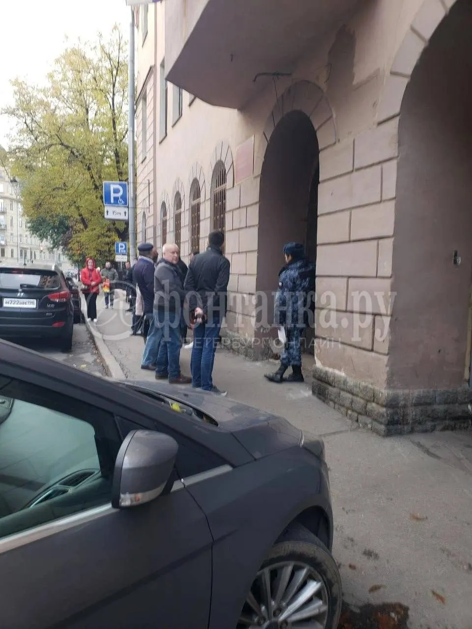Несколько районных судов Санкт-Петербурга эвакуировали после ложных угроз минирования; после проверки здания вернулись к работе. Подобные сообщения поступают в суда региона время от времени.