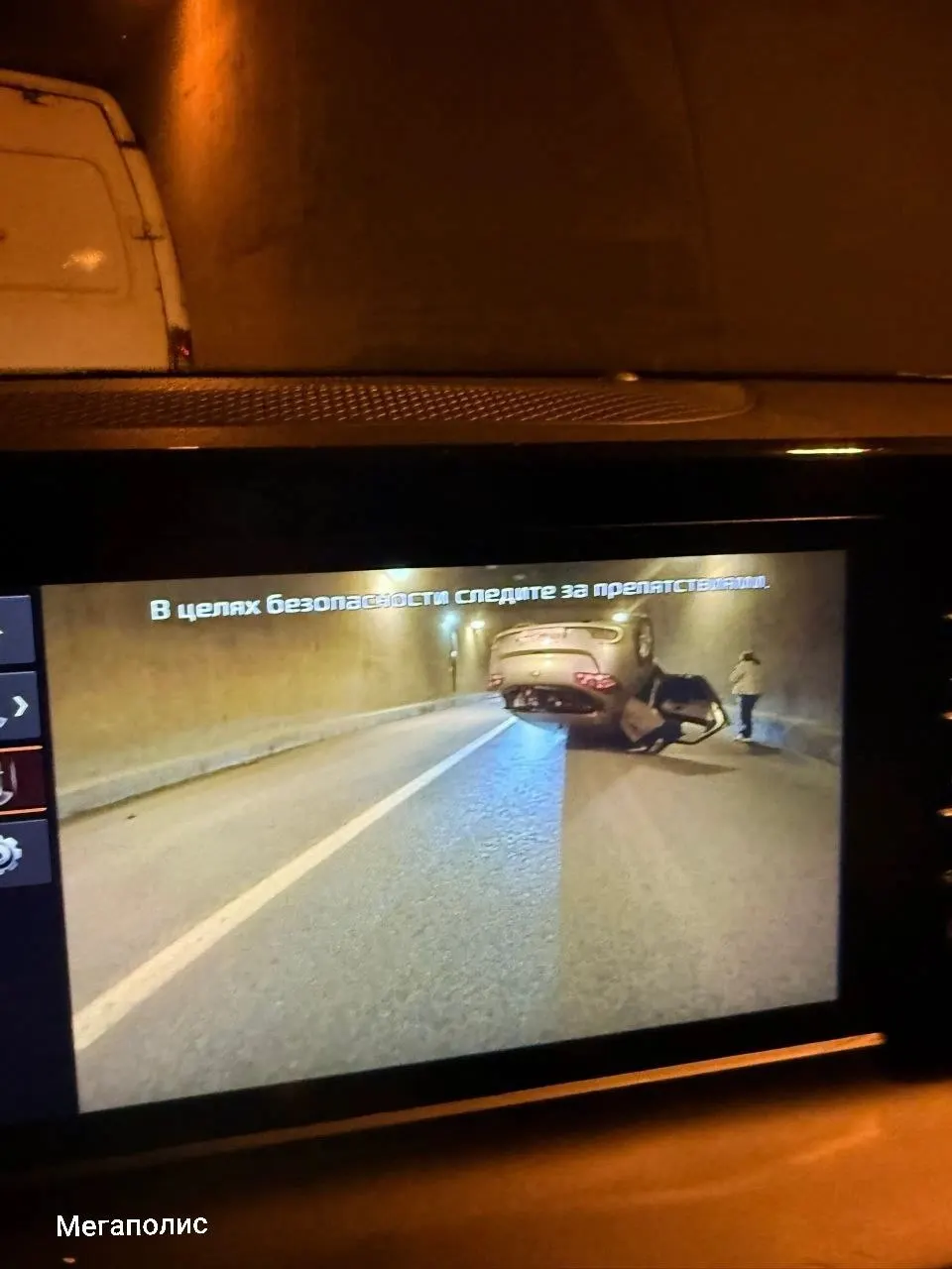 В тоннеле на Канонерском острове произошло ДТП с участием трёх автомобилей: одна машина перевернулась. На участке образовалась пробка.