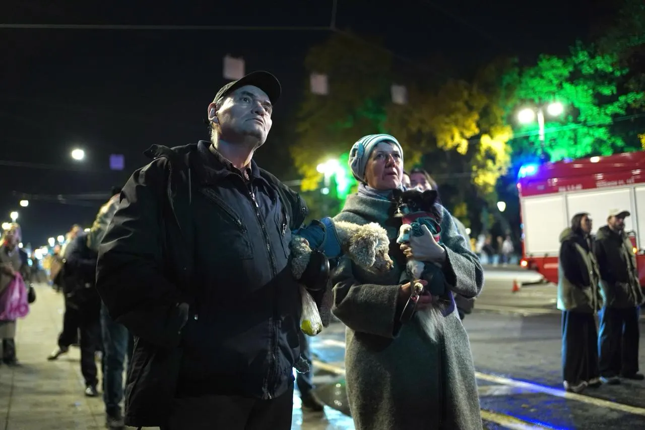 ЧП в историческом районе города: ранг пожара повышен до уровня 3, периметр вокруг места происшествия держат спасатели и полиция.