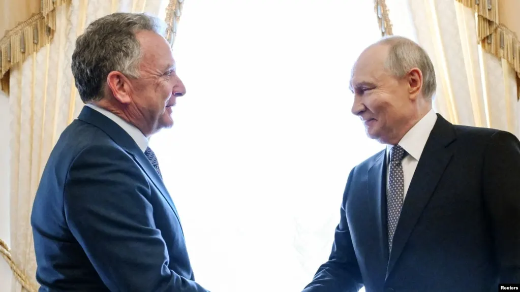 Разговор длился около трёх часов и касался перспектив возобновления трехсторонних переговоров по прекращению войны и выстраиванию системы безопасности для России и Украины.