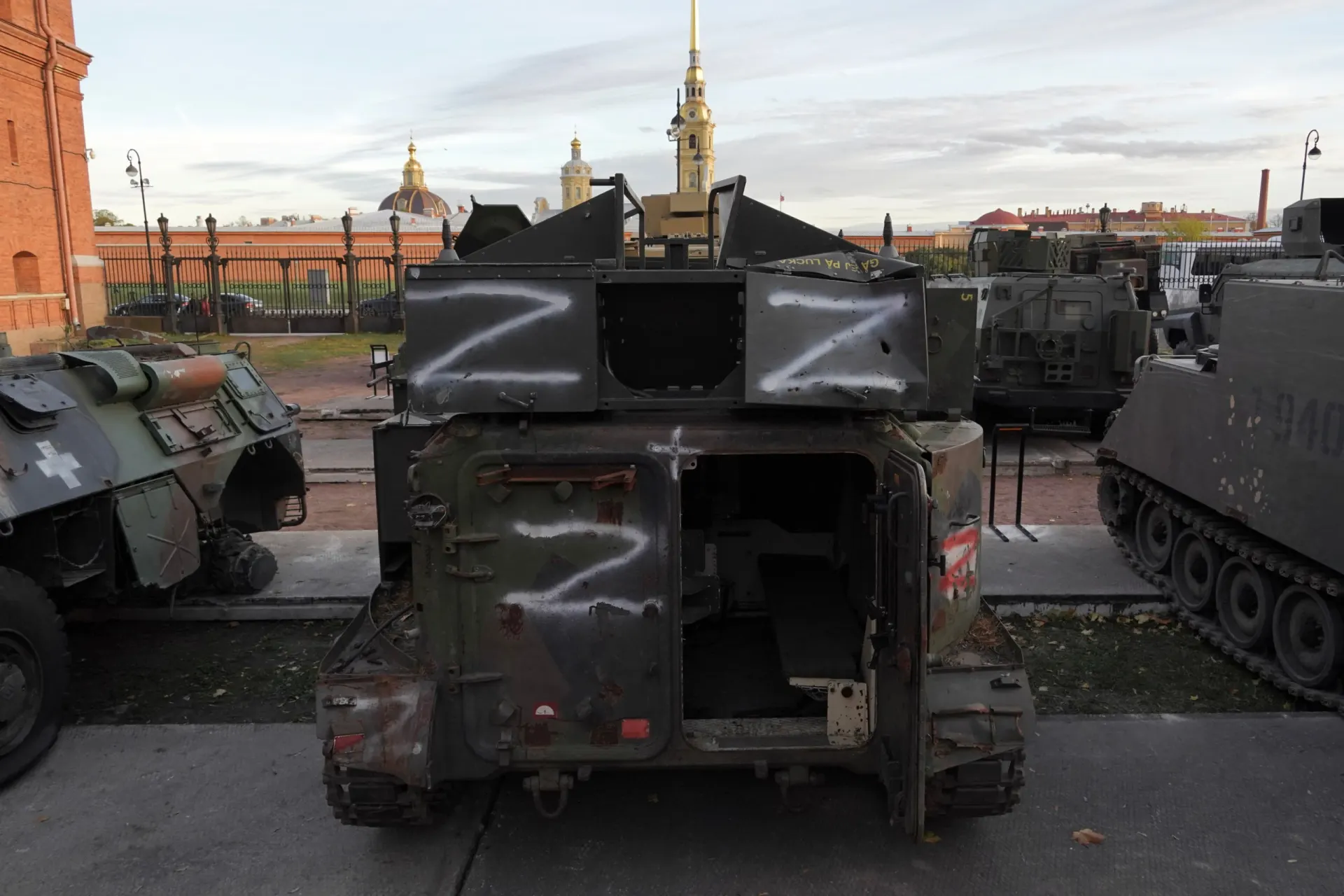На экспозиции музея представлены образцы украинской и западной бронетехники, включая БМП Bradley и гаубицу M777A2; экспозиция продолжает пополняться.