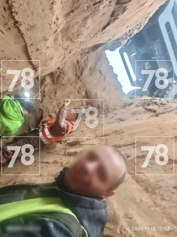 Двоих рабочих засыпало песком в траншее на 31-м км КАД. Один погиб, второй госпитализирован; погибшему было 44 года, он прибыл из Узбекистана, второй — 31 год, из Карелии.
