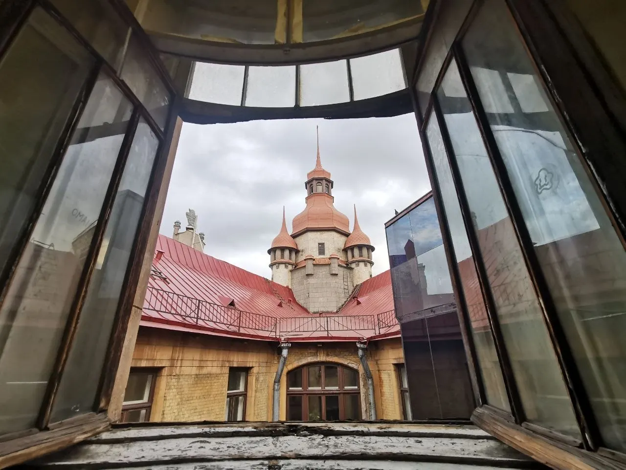 Прогулка по двору городского комплекса открывает европейский настрой архитектуры и необычную форму пространства.