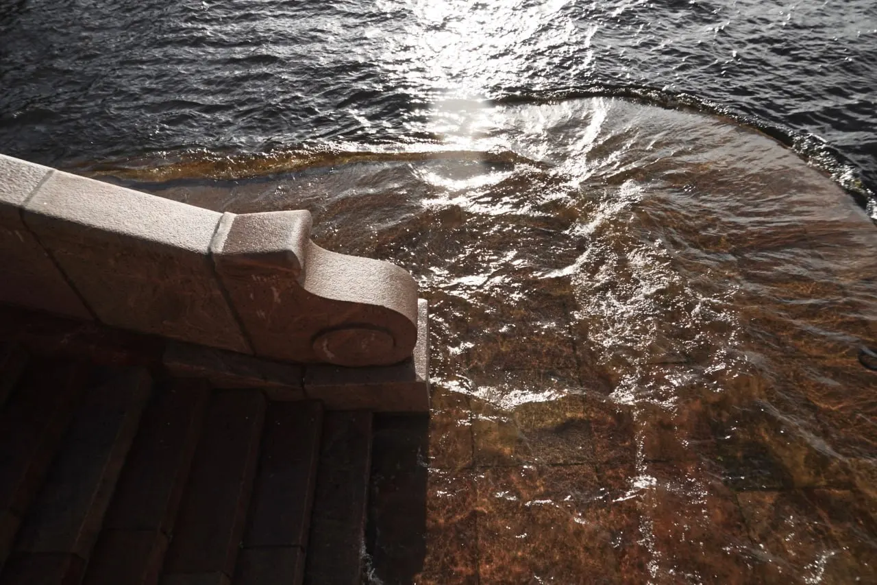 Из-за сильного ветра уровень воды в Нева может подняться выше обычного и затопить спуски набережных города; порывы ветра достигают 20 м/с, МЧС рекомендует закрывать окна и держаться подальше от шатких конструкций.