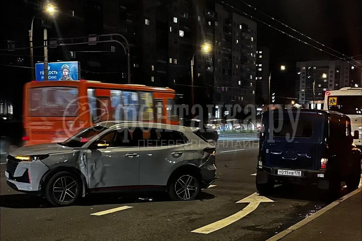 Авария произошла на проспекте Косыгина у перекрёстка с проспектом Наставников; подробности уточняются.