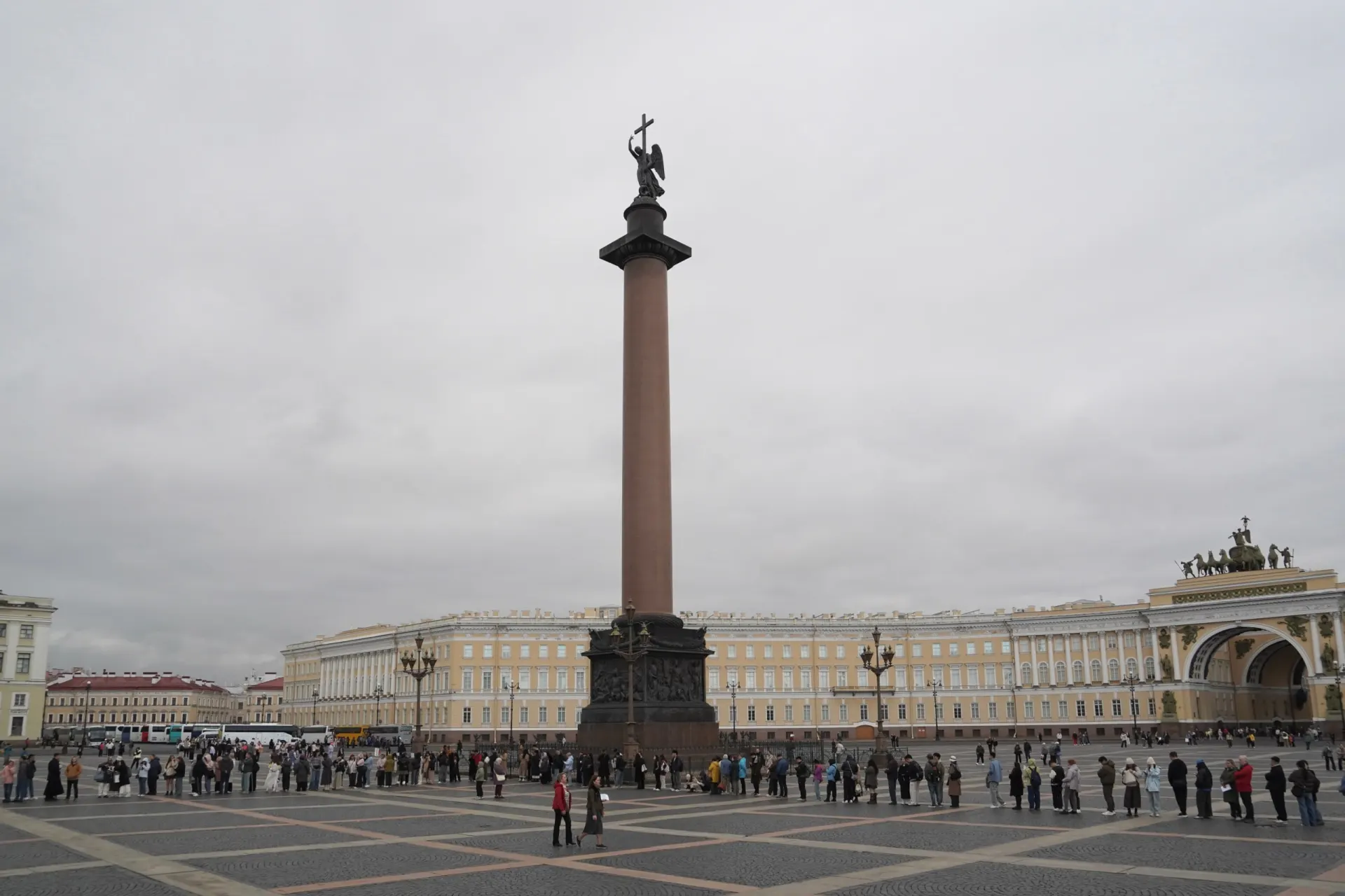 Очереди у входа в Эрмитаж на День учителя; музей открыт бесплатно с 11:00. Билеты раздают в кассах, количество ограничено.