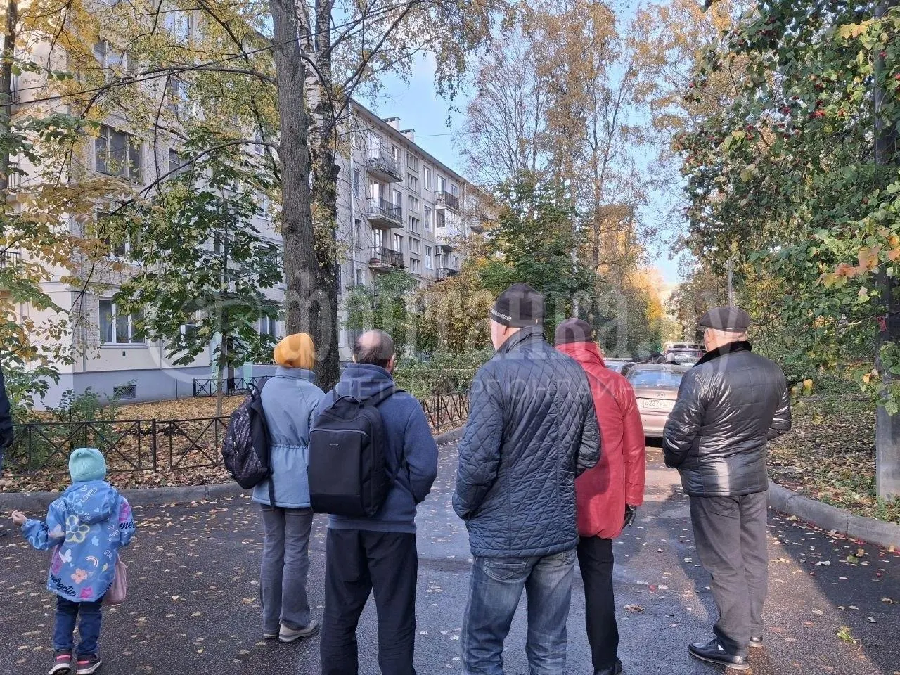 Пожар охватил две квартиры на четвёртом и пятом этажах пятиэтажки на проспекте Космонавтов в Санкт‑Петербурге; здание обследуют, жильцов временно разместили, пострадавшие направлены в больницу.