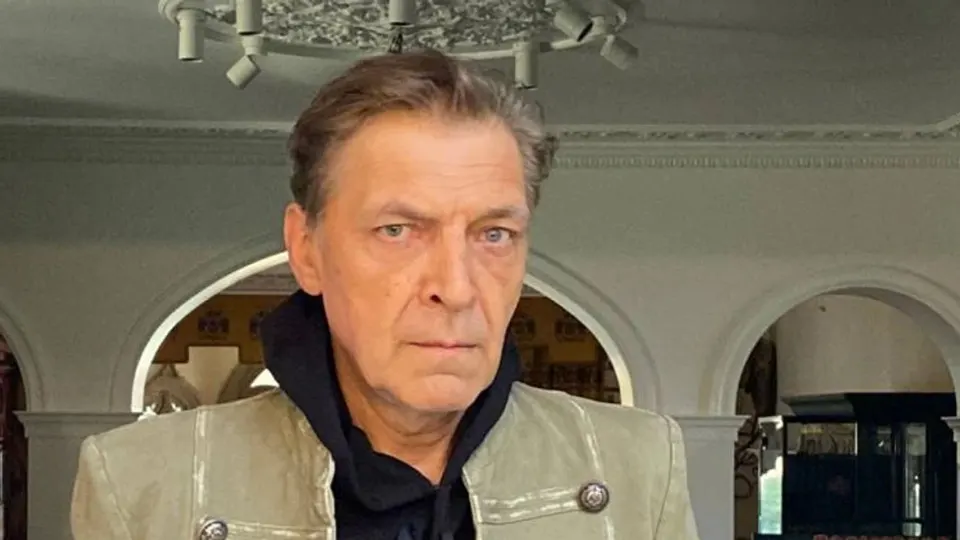 Известный критик власти попал под санкции: его включили в список террористов и экстремистов, начались уголовные дела и конфискации имущества.