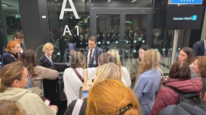 Пассажиры рейса TK403 из Стамбула в Петербург провели часы на борту, их перенесли на разные рейсы, ситуация осложнилась из-за сильной непогоды в Стамбуле.