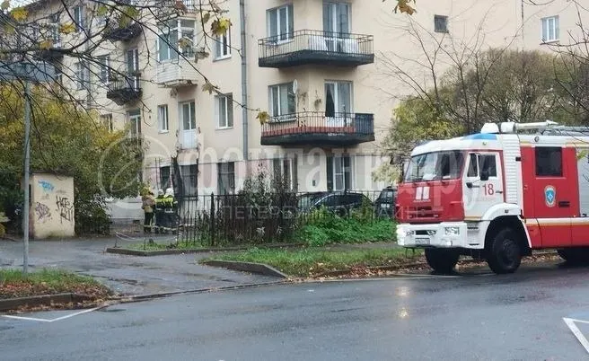 Бетонная плита упала со второго этажа дома на 21-й линии Васильевского острова в 10:39. Пострадавших нет; место оцеплено, работают профильные службы.