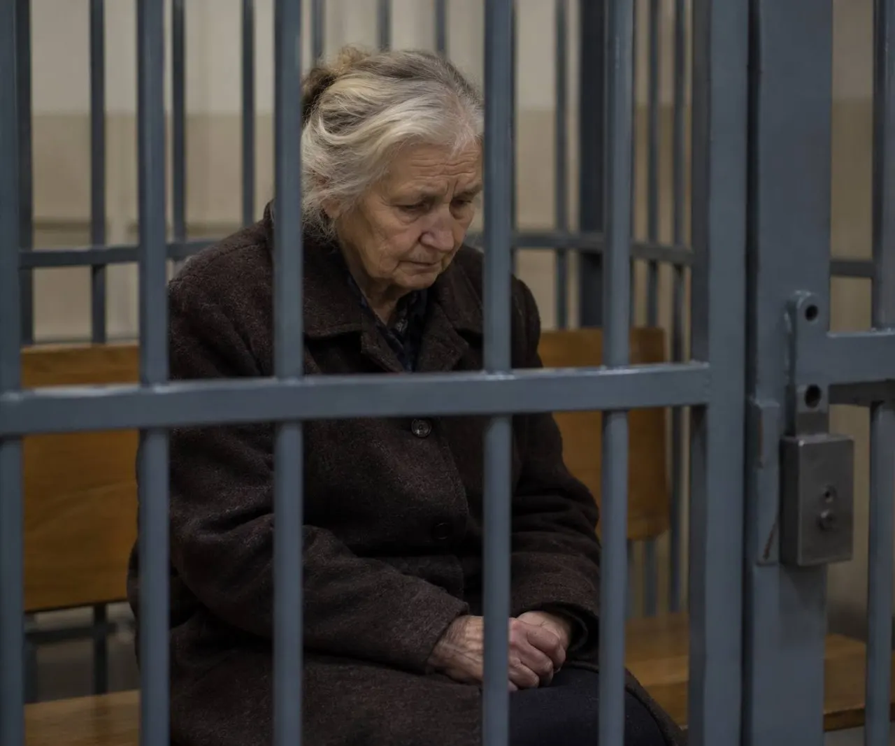 В Санкт-Петербурге 68-летняя женщина задержана по подозрению в сексуальном насилии над двумя внуками; детям 8 и 10 лет было заявлено, что они не могли сопротивляться. Ей грозит до 20 лет лишения свободы; обвинения она отрицает.
