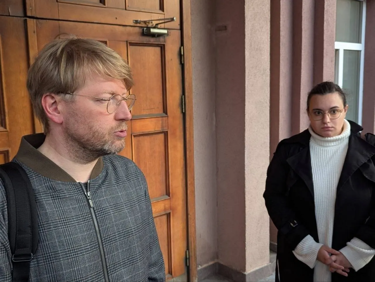 Лидеру партии «Яблоко» Николая Рыбакова назначили штраф за надписи на бюллетенях; в зале суда произошла эвакуация из-за угрозы минирования.