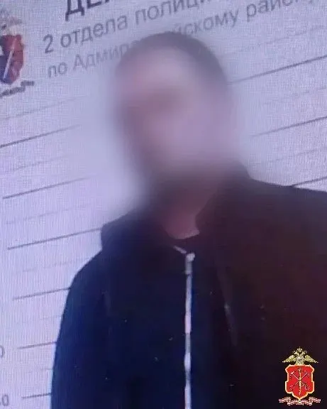 32-летний мужчина пять раз выстрелил в воздух из окна своей квартиры; полиция задержала его, возбуждено уголовное дело по статье хулиганство.
