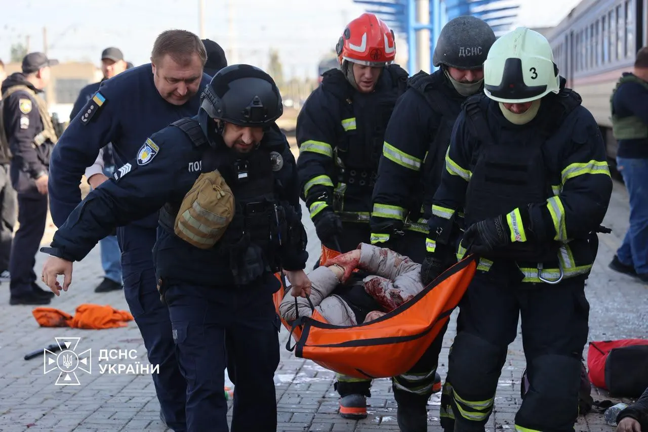 За сутки в московских и петербургских аэропортах зафиксировано около 408 задержанных и отменённых рейсов; ситуация осложняется конфликтом на Украине. Ночью российские силы ПВО ликвидировали украинские беспилотники над регионами.