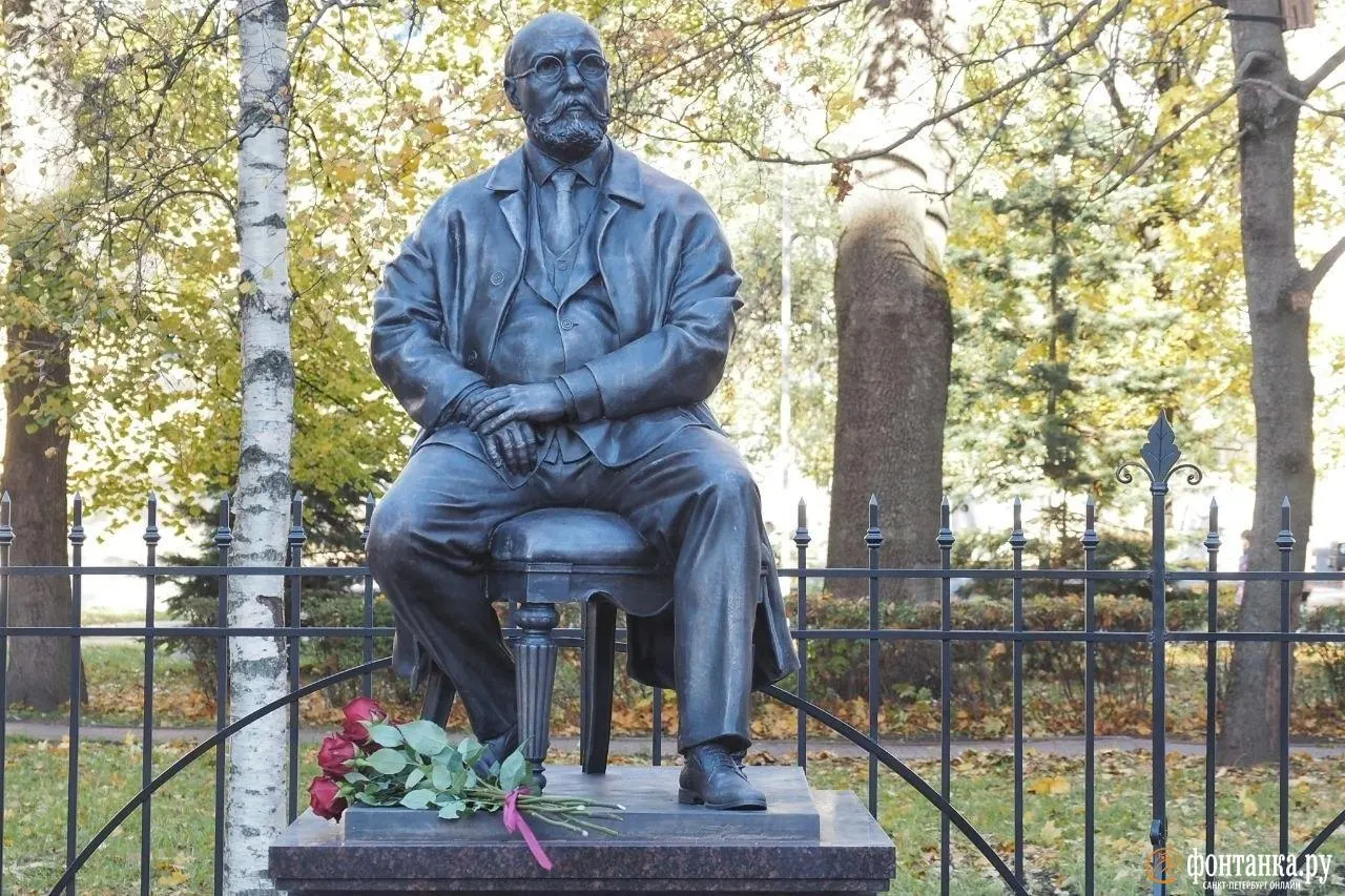 Памятник Василию фон Анрепу, первому в мире применявшему кокаин для обезболивания, установлен в Санкт-Петербурге. Автор скульптуры — Алексей Каранин.