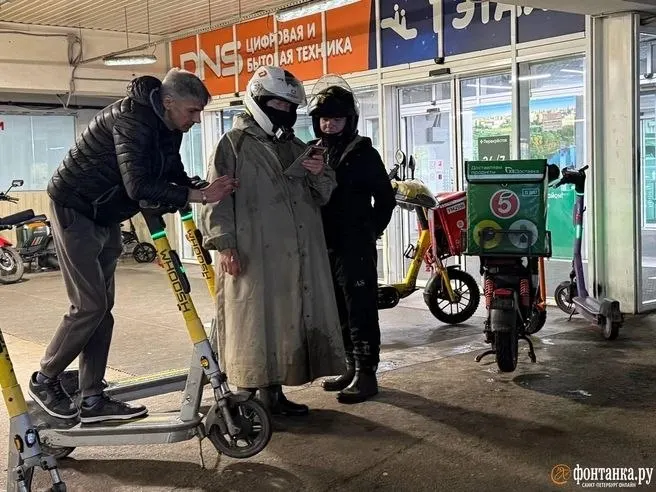 Основные сервисы доставки временно недоступны; курьеры подключаются к альтернативам, а в сети «Вкусно — и точка» обстановка спокойная.