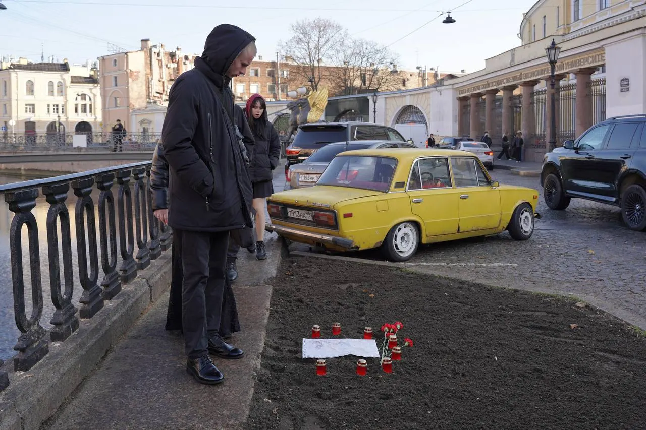 На набережной канала Грибоедова спилили вековое дерево, которому было около 115 лет. Официальные лица пояснили, что состояние дерева ухудшилось и могло представлять угрозу, причина спила — повреждения жуками.