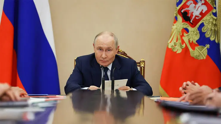 На форуме объединённых культур во Санкт‑Петербурге президент России сообщил, что Москва следит за ситуацией и готова реагировать в гуманитарном формате и в рамках международного права.