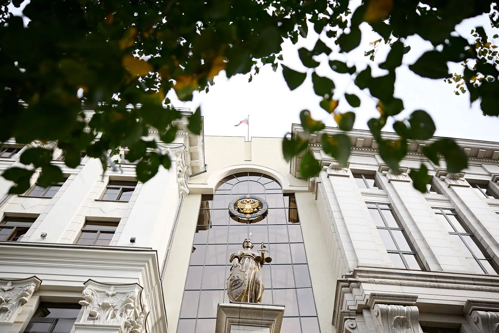 Суд принял решение в защиту интересов российских владельцев авто, объявленных в розыск недружественными странами; дело касалось петербургского жителя и автомобиля из Канады.